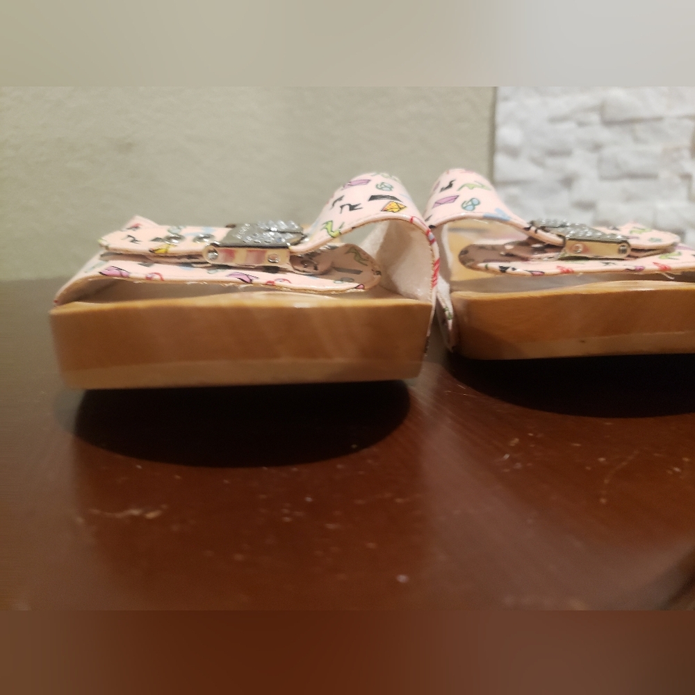 Barbie Graphic Wooden Sandals By Dr. Scholl's - Picture 4 of 5